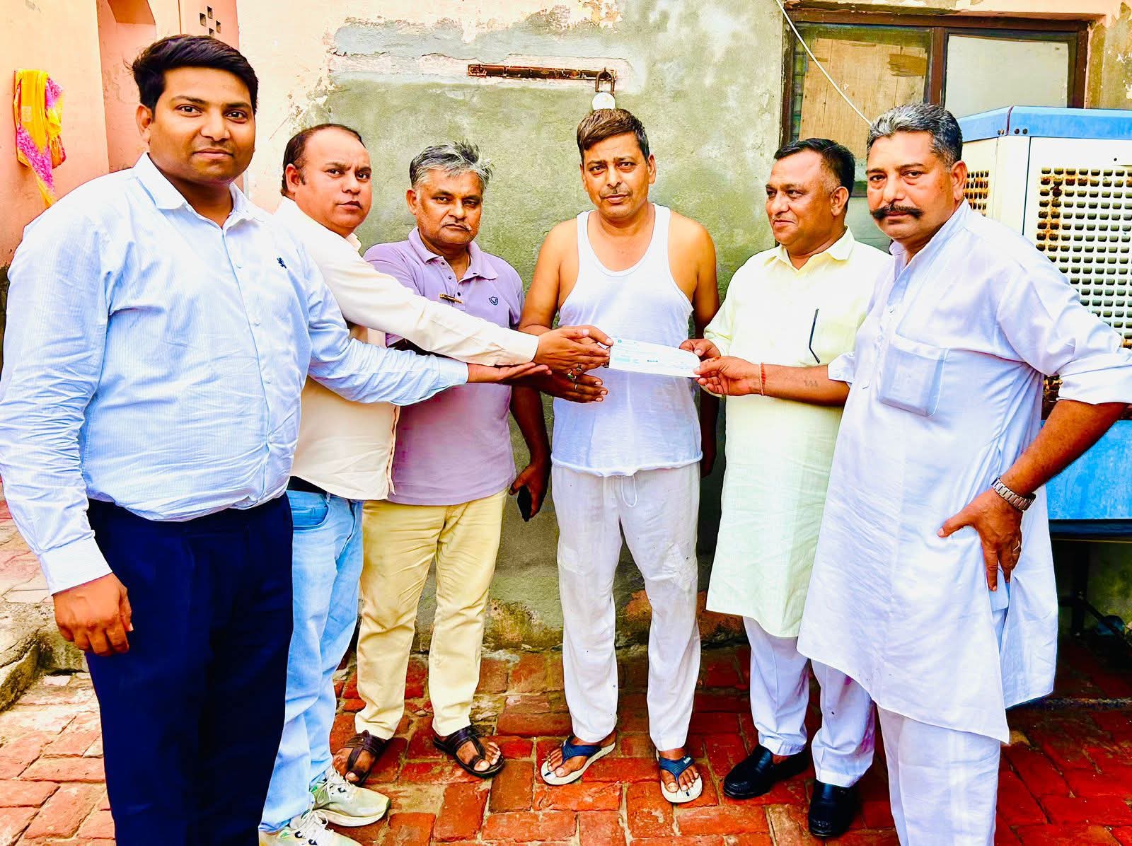 डूम समाज कल्याण सभा (DSKS) के पदाधिकारी, गाँव आसन के कैंसर से पीड़ित मनोज जी को आर्थिक सहयोग (चेक) सौंपते हुए।