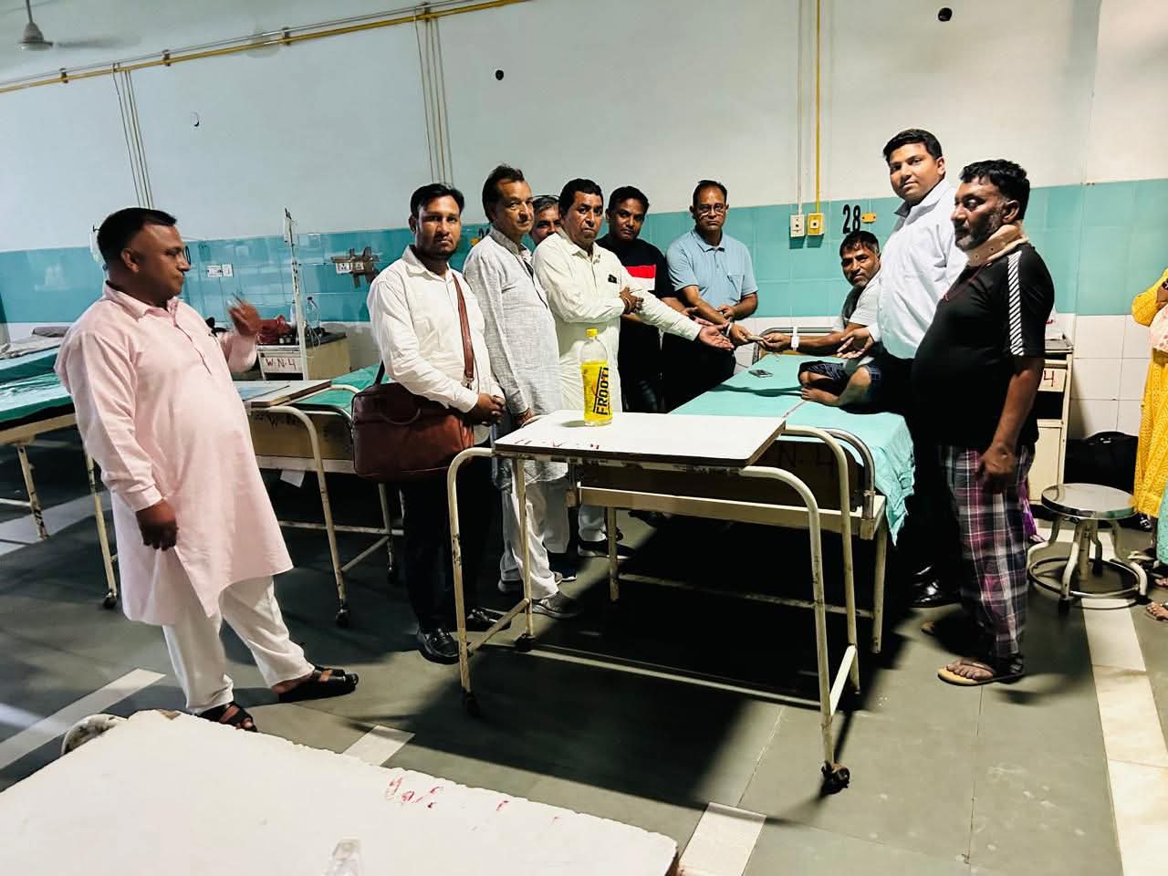 डूम समाज कल्याण सभा (DSKS) के पदाधिकारी, गाँव पसीना के रहने वाले श्री बाबूलाल जी को एक्सीडेंट होने पर अस्पताल में आर्थिक सहयोग एवं सहायता प्रदान करते हुए
